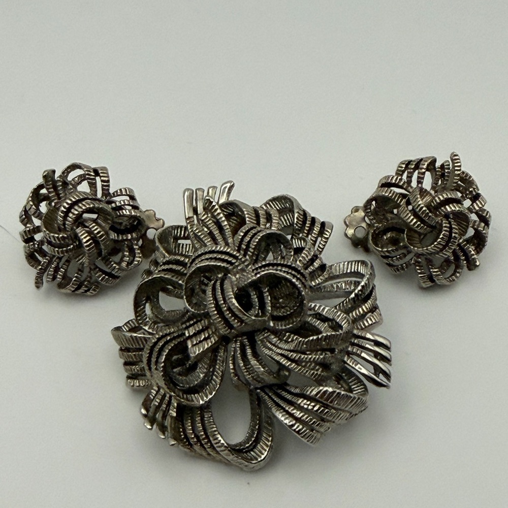 Vintage Lisner Textured Gunmetal Ribbon Brooch and Earrings Set Mid Century